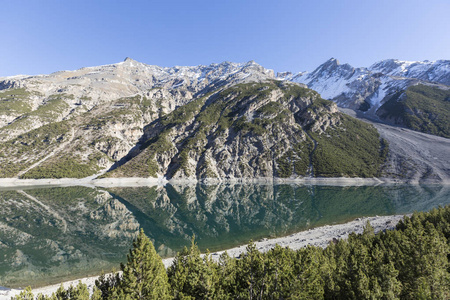 在边境地区的瑞士和意大利阿尔卑斯山湖堤，利维尼奥拉戈