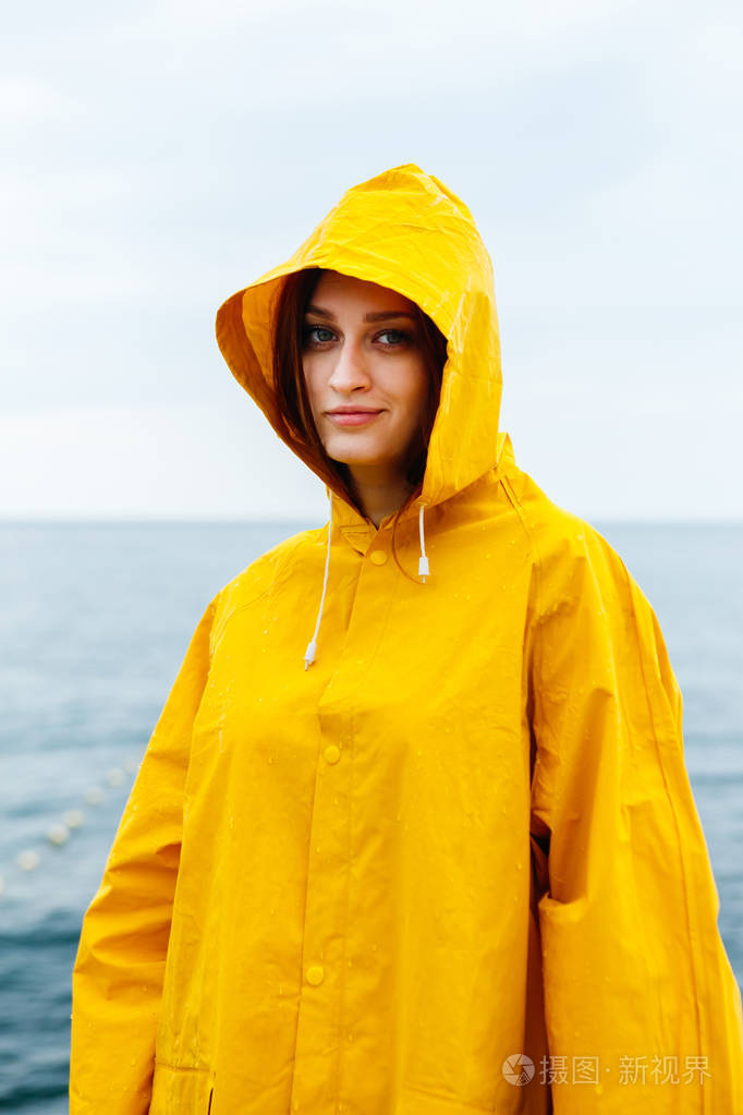 女孩穿着黄色的雨衣