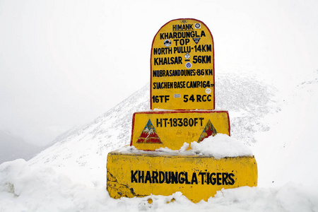 Khardung 拉山口，拉达克印度