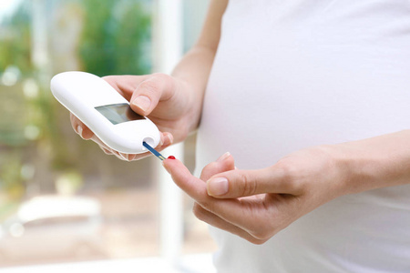 孕妇测血糖图片