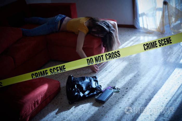 犯罪现场模拟.死了的大学女孩的尸体