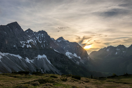 从 Karwendelgebirge 在日落山