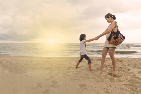 母亲与子女的关系发挥滩前台海