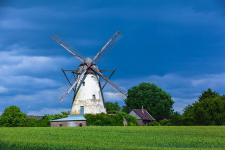 荷兰大风车图片