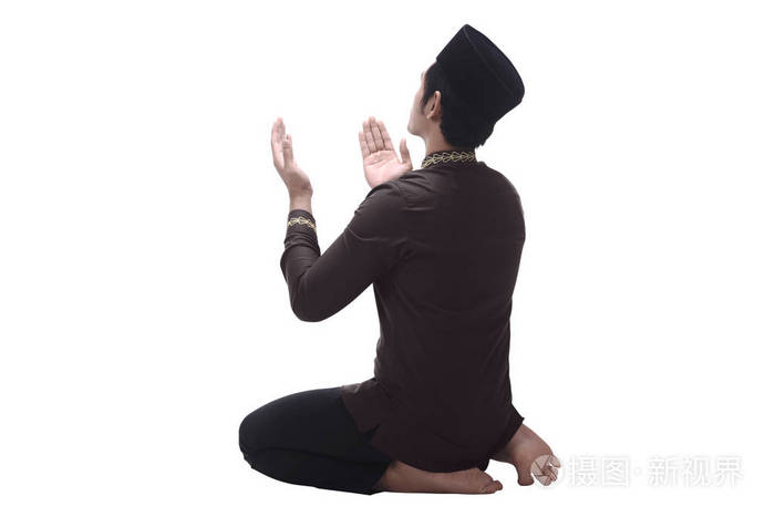 亚洲与章祈祷的穆斯林男子的背影