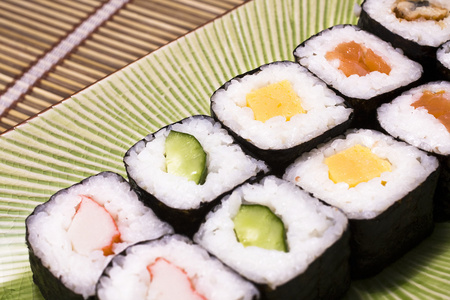 盘子里的日本寿司