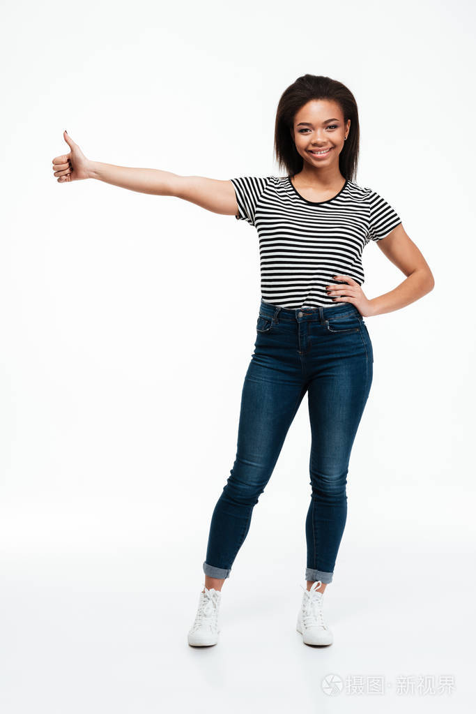 快乐开朗的非洲女人显示竖起大拇指的手势