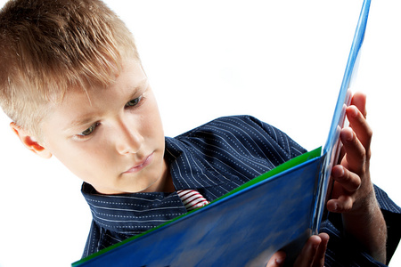 接受智慧少年读书. 接受队形. 隔离白色照片