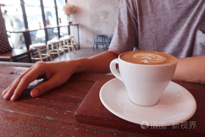 人在咖啡厅里喝热咖啡