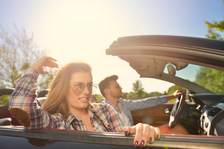 敞篷车情侣图片