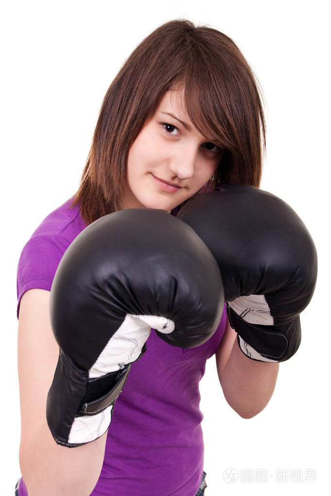 戴拳击手套的年轻女子