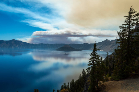 火山口湖附近的森林大火产生的浓烟云