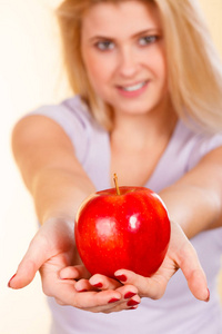 女人抱着红红的苹果，健康食品的概念