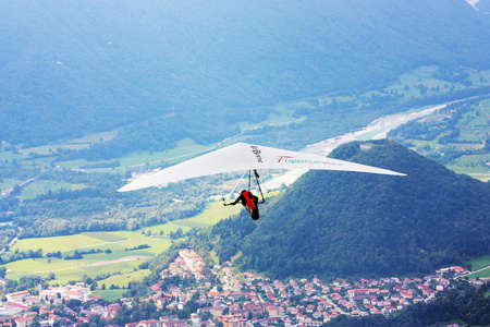 悬挂滑翔机在阿尔卑斯山飞行
