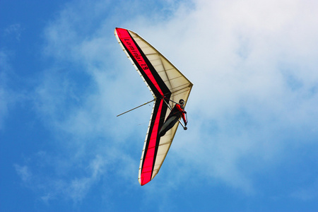 空中滑翔机在山上飞行