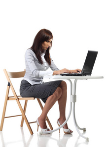 疲倦的妇女坐在一起的计算机