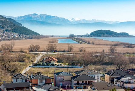 Pamvotis 湖的视图。房屋和田地