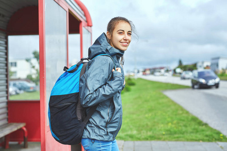 女人的旅行者在路上拦住了车