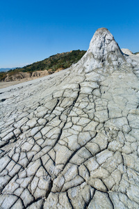 罗马尼亚泥火山破裂的地面