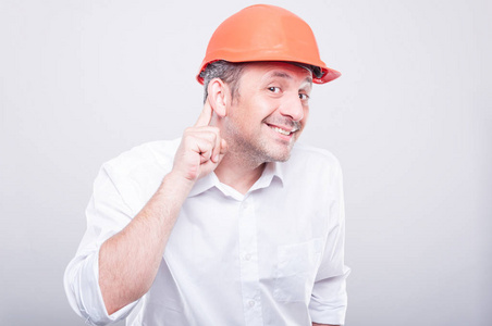 戴安全帽制作的承包商的肖像不能听到手势
