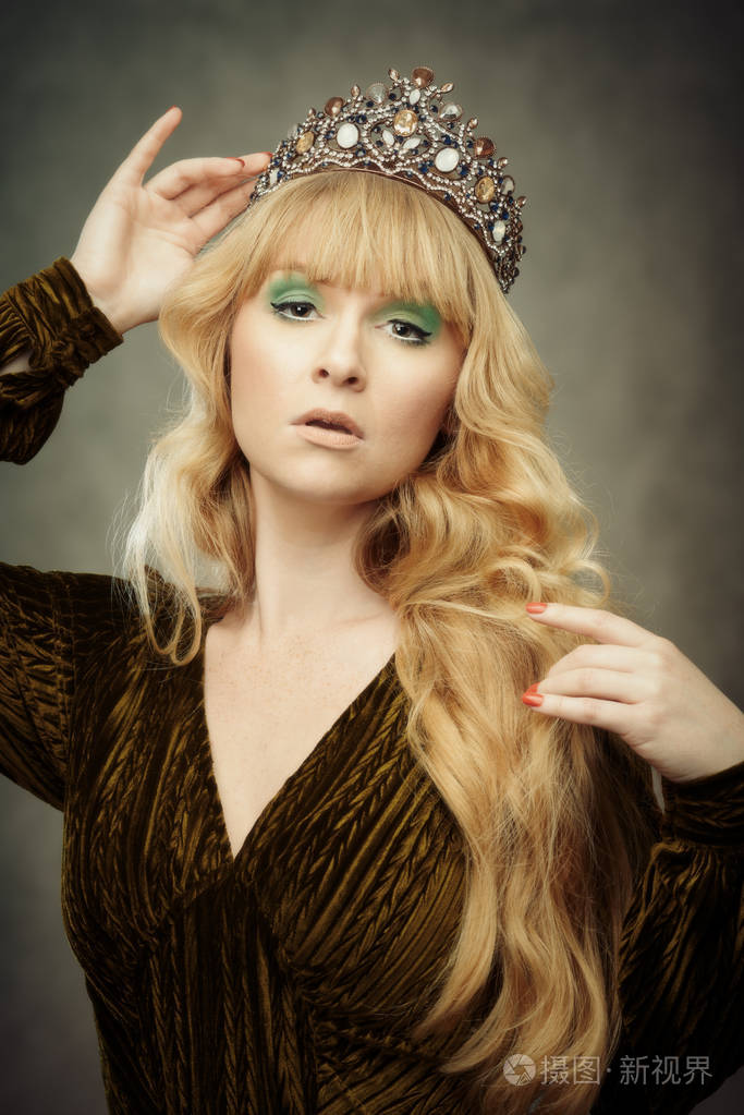 头戴皇冠的女人