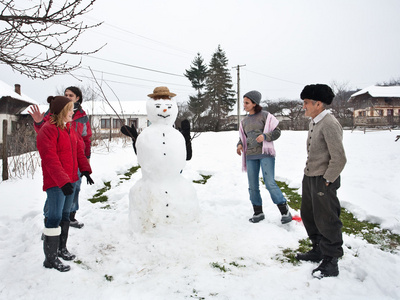 幸福的一家人围着雪人