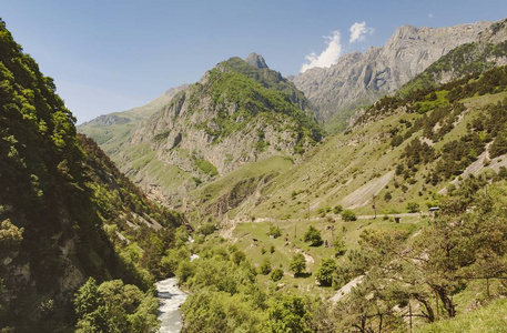 在北 Ossetia.Deep 下在 Fiagdon 河的裂峡谷