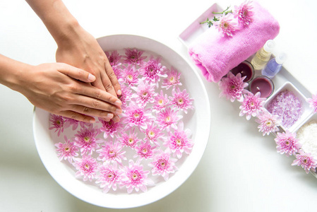 水疗和产品为女性的脚和修指甲的指甲 spa 与粉红色的花，软复制空间，并选择重点，泰国。健康概念