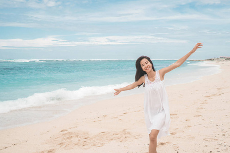 兴奋的女人在海滩上享受夏日