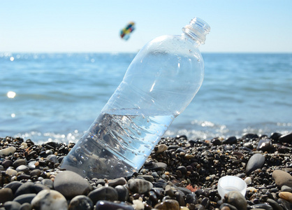 海边的一瓶水