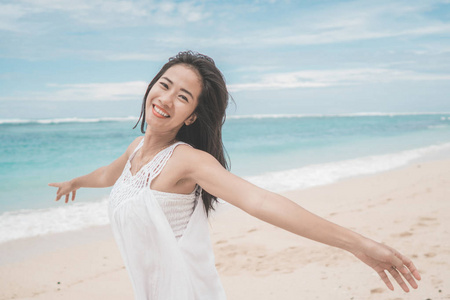 兴奋的女人在海滩上享受夏日