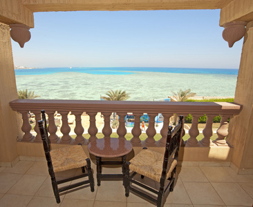 酒店客房阳台的海景图片