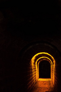 黑暗的废弃的隧道。黑色背景