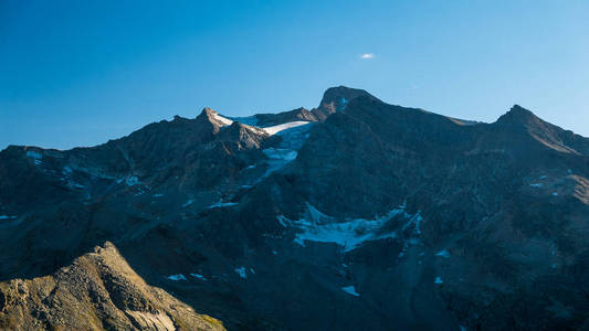 夕阳照在退休垂死的冰川上意大利法国阿尔卑斯山。气候变化概念