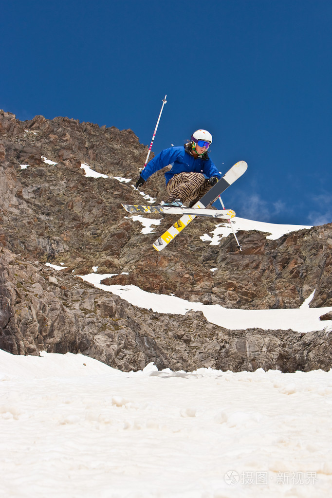 自由人在山上跳跃