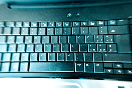 笔记本电脑键盘的扭曲视图