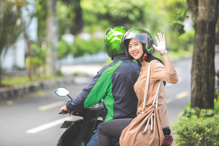 快乐的乘客挥手再见照片