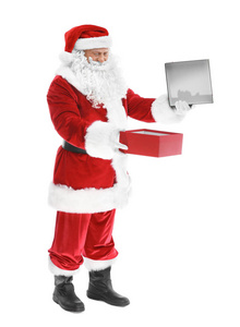快乐正宗圣诞老人捧着白色背景上的礼物盒子