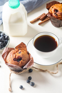 蓝莓松饼和新鲜水果，一杯黑咖啡。美味