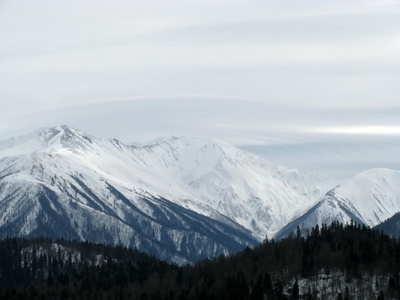 山，山岳 mountain的名词复数  山脉 群山