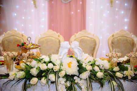 婚姻的美丽装饰的婚礼餐厅。庆祝的的多彩装饰。美丽新娘的内政。风格的宴会大厅的概念