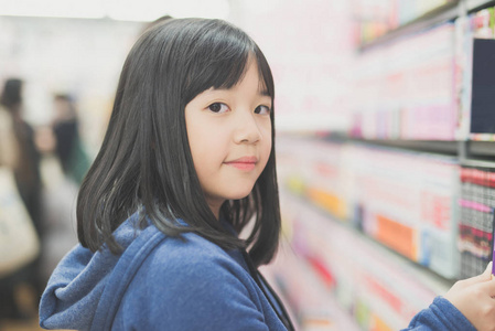 亚洲女孩在一家书店图片