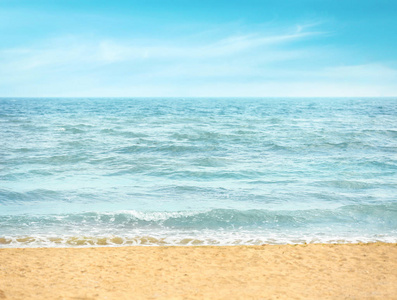 美丽的海海岸上夏日的视图