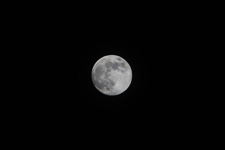 满月在黑色的天空,在漆黑的夜晚照片
