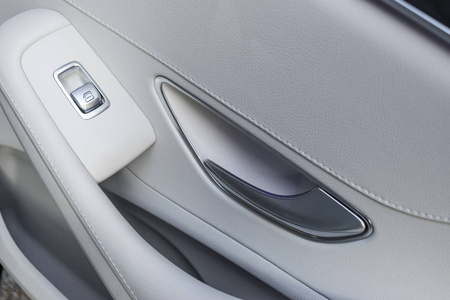 门的车白色皮革内部细节处理 windows 控件和调整。现代汽车车窗口控件