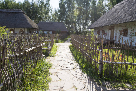 老房子与芦苇茅草屋顶的照片带有三角形的茅草屋顶的小农村房子.