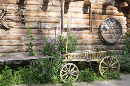 旧的木制马车在一座木房子