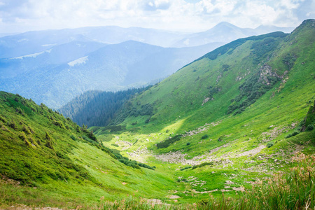 旅游，徒步旅行，自然。雄伟壮观 高绿山。水平框架