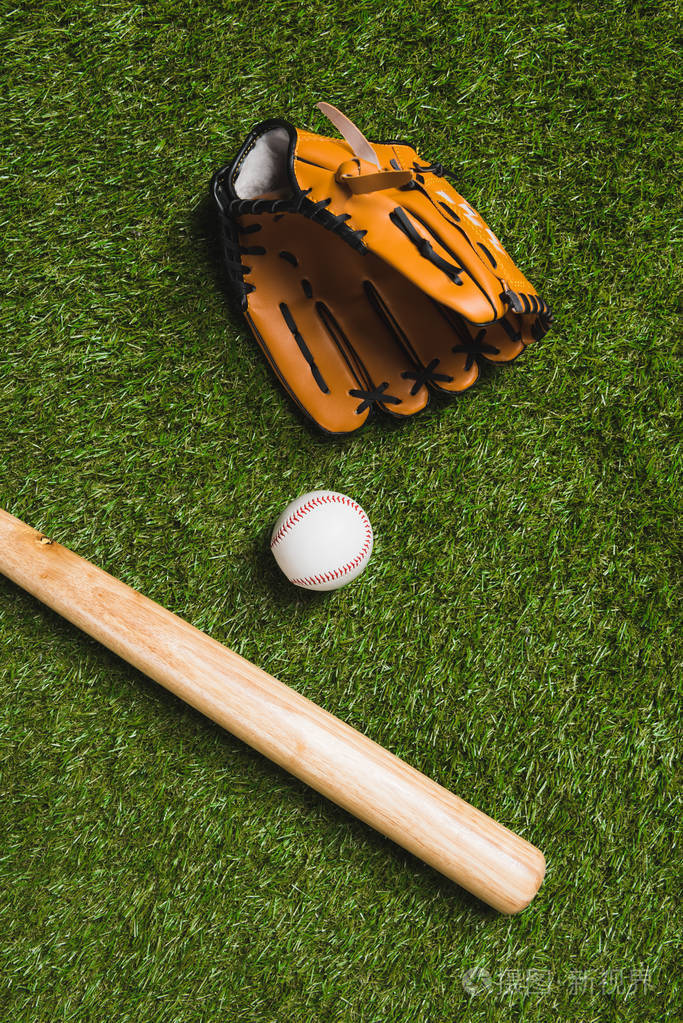 棒球棍球与草地上的手套