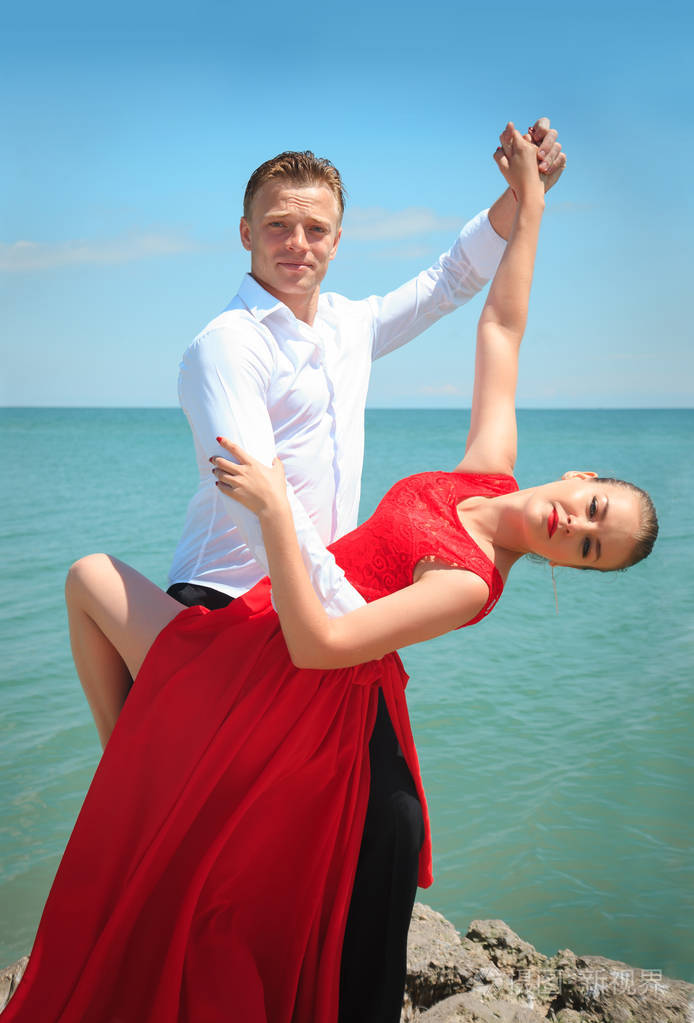 男人和女人在海边舞蹈姿势